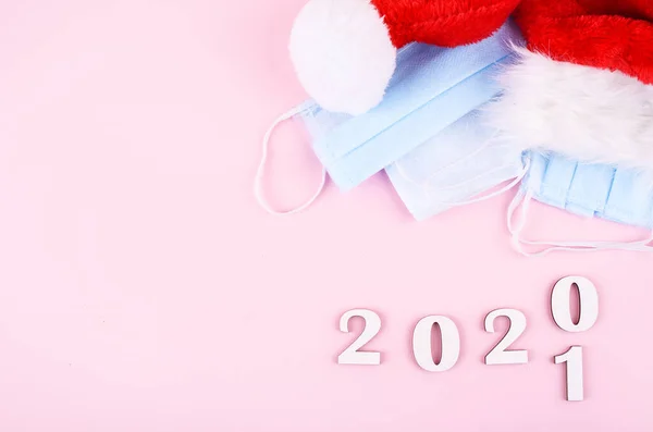 Lékařská Ochranná Maska Růžovém Pozadí Santas Pohár Nový Rok Koncept — Stock fotografie