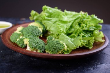 Taze marul ve lahanadan bir tabak sağlıklı ve lezzetli yemek. Yiyecekteki vücut için kullanışlı lif. Çiğ Taze Organik Çeşitli Yeşil Sebzeler Grubu