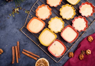 Vanilyalı çörekler için farklı şekillerde ham hamur hazırlama. Fındık, tarçın çubuğu, kuru üzüm, lahanalar yedi. Yeni yıl hediyeleri. Düz yatıyordu