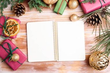 Tatil süslemeleri ve kırsal tablonun üzerinde dilek listesi olan bir defter. Yeni yıl kavramı