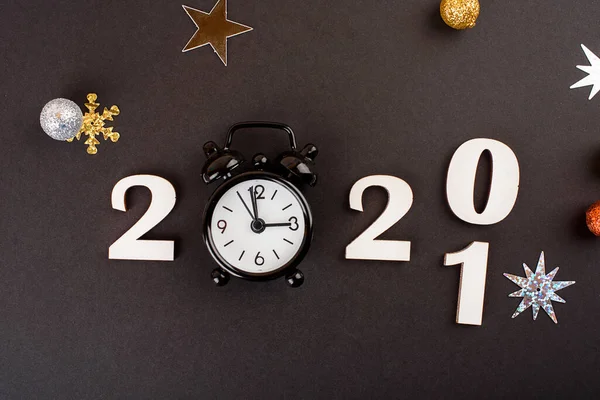 Woodden 2021黒の背景に小さな時計で創造性とインスピレーションのアイデア ビジネスソリューション 新年の内容 — ストック写真