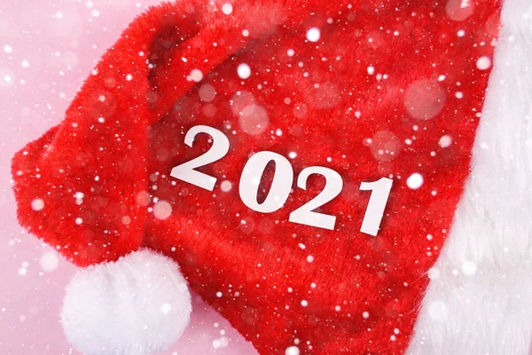 ピンクの背景にサンタさんの帽子 木製番号2021 テキスト用の場所 上からの眺め 新年の内容 — ストック写真