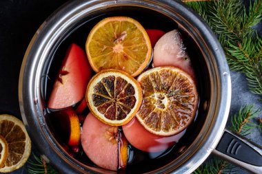 Sıcak gluhwein ya da yerel bir ikramda sıcak ve baharatlı bir kazanda sıcak şarap. Yeni yıl içeriği