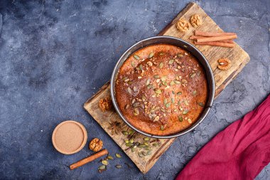 Limon aromalı balkabağı turtası, kabak tohumları, tarçın, kokulu baharatlar ve karanlık bir arka planda baharatlar. Sağlıklı ve lezzetli yemekler.