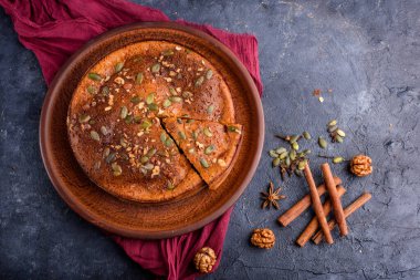 Limon aromalı balkabağı turtası, kabak tohumları, tarçın, kokulu baharatlar ve karanlık bir arka planda baharatlar. Sağlıklı ve lezzetli yemekler.