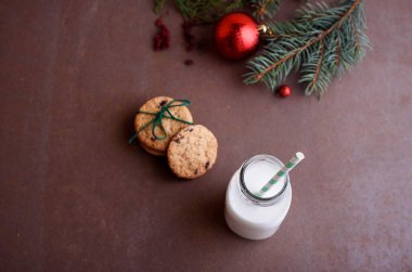 Kurabiye, süt, Noel ağacı için oyuncak, Noel ağacı dalları, yukarıdan manzara. Mesaj için yer. Düz yatıyordu