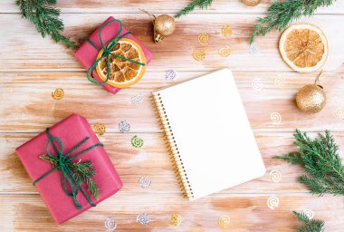 Tatil süslemeleri ve kırsal tablonun üzerinde dilek listesi olan bir defter. Yeni yıl kavramı