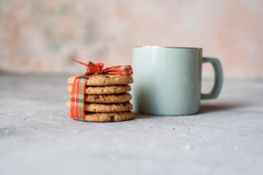 Sütlü güzel bir fincan kahve, sert gölgeli bir Altın Noel ağacında iki top. Yukarıdan görüntüle, metin için yer.