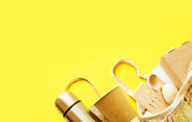 Beyazlatılmamış bitki lifleri yemek kutusu ve kağıt kahve fincanı. Doğal fiber eko gıda ve içecek ambalajı. 2021 yılının modaya uygun aydınlatma pantolonu rengi. Renk eğilimi kavramı