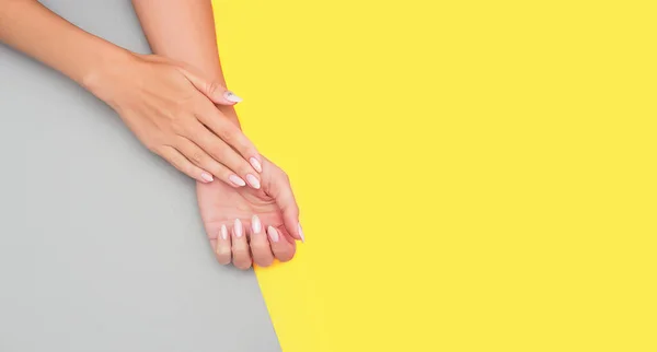 Стильный модный женский маникюр. Красивые женские руки на мягком фоне. Концепция цветового тренда Модный светящийся цвет пантона 2021 года. — стоковое фото