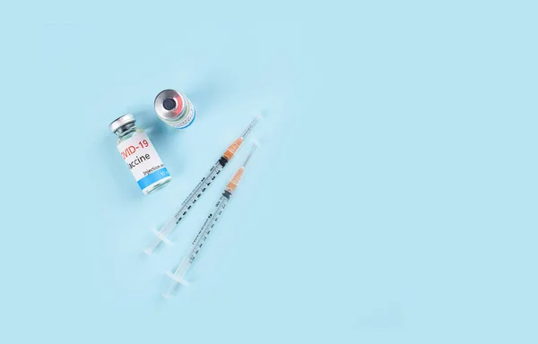 Covid-19 Corona Virus 2019-ncov vacuna viales medicamento frascos jeringa inyectable. Vacunación, inmunización, tratamiento para curar la infección por el virus Covid 19 Corona. —  Fotos de Stock