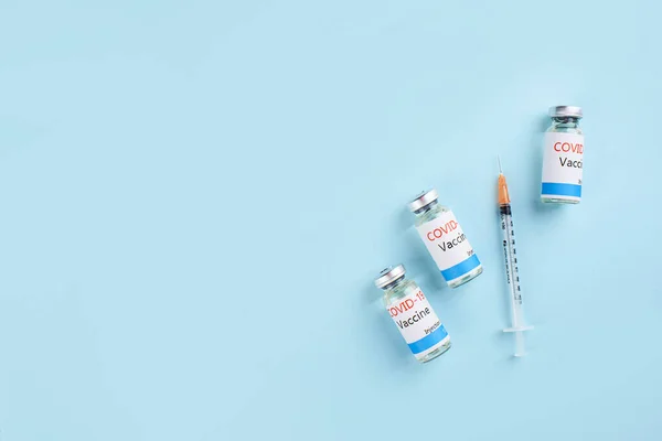 Covid-19 Corona Virus 2019-ncov vakcina injekciós üvegek gyógyszer palack fecskendő injekció. Oltás, immunizálás, kezelés Covid 19 Corona vírusfertőzés gyógyítására. — Stock Fotó