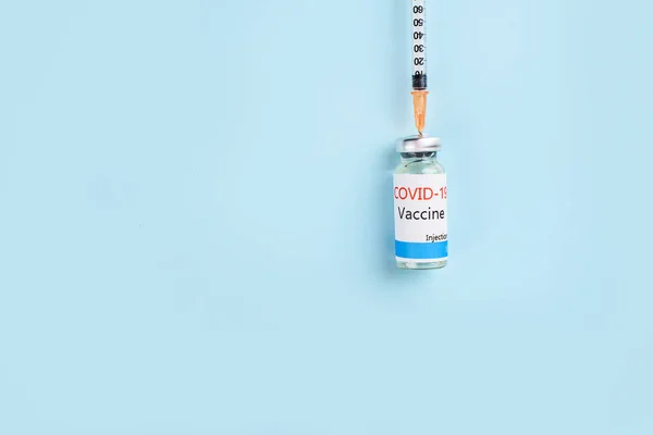 Covid-19 Corona Virus 2019-ncov vaccine vials medicine drug bottles syringe injection. Vaccination, immunization, treatment to cure Covid 19 Corona Virus infection. — Stock Photo, Image