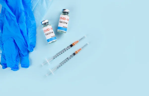 Covid-19 Corona Virus 2019-ncov vakcina injekciós üvegek gyógyszer palack fecskendő injekció. Oltás, immunizálás, kezelés Covid 19 Corona vírusfertőzés gyógyítására. — Stock Fotó
