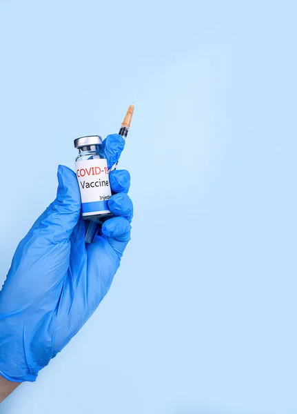 Viales Vacunación Mano Médico Con Guante Sobre Fondo Azul —  Fotos de Stock