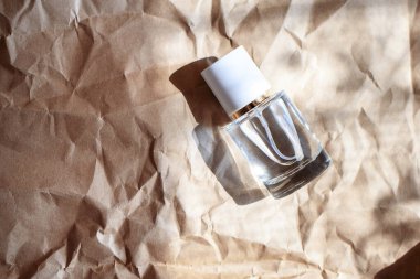 Kırışık kağıtta doğal yağlı cam şişeler ve gölgesi. Doğal kozmetik ürünleri. Eko biçimi, sıfır atık.