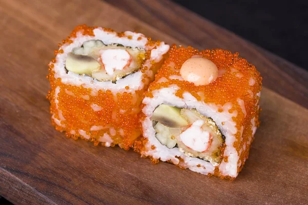 美味的新鲜卷与红鱼 奶油奶酪 芝麻籽 在木制值得 鲑鱼寿司卷 — 图库照片