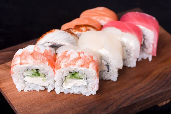 美味的新鲜卷与红鱼 奶油奶酪 芝麻籽 在木制值得 鲑鱼寿司卷 — 图库照片