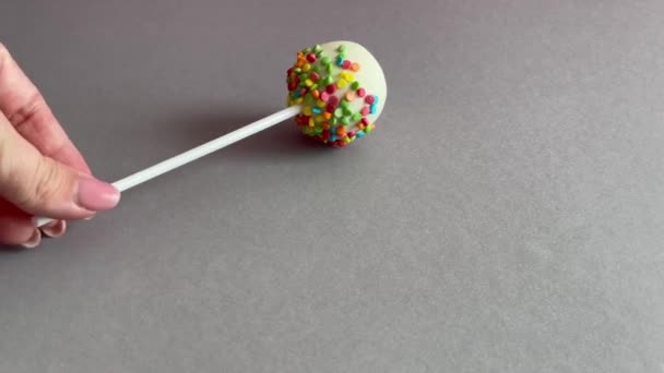 美味的甜点 里面有牛奶巧克力和饼干 装饰着五颜六色的糖果 彩虹泡沫沙漠 卡卡流行 — 图库视频影像