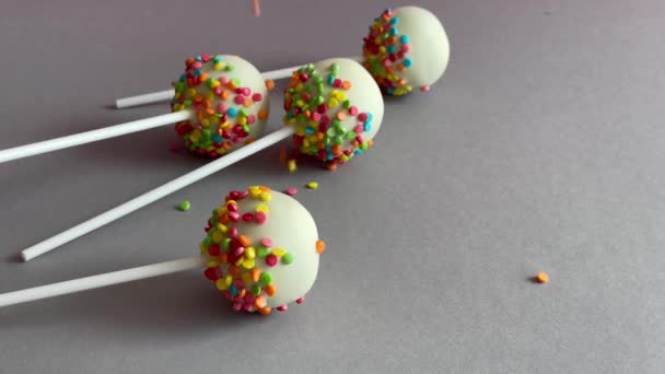 Смачний Десерт Молочним Шоколадом Печивом Всередині Прикрашений Різнокольоровими Кондитерськими Виробами — стокове відео
