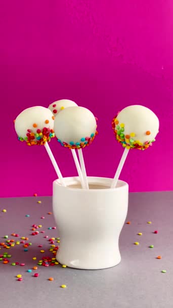 Läcker dessert med mjölkchoklad och kex inuti, dekorerad med flerfärgad konfektyr. Regnbågsbubblor öken. — Stockvideo