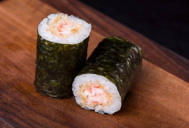 Lezzetli taze rulo, kırmızı balık, uyanma, krem peynir, marul, susam tohumu, ahşap bir değere sahip..