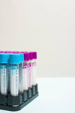 Labaroth çalışmaları ve kan testleri için Medecin test tüpleri. Tıbbi ekipmanlar. Coronavirus Covid-19 aşı araştırması