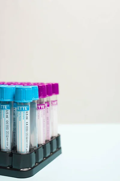Medecin tubos de ensayo para estudios labaroth y análisis de sangre.Equipo médico. Investigación de la vacuna Coronavirus Covid-19 —  Fotos de Stock
