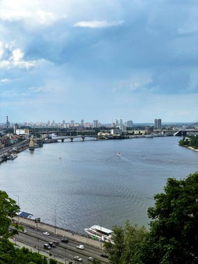 Gözlem güvertesinden güzel manzara, büyük şehirdeki nehir. Şehirdeki yaşamdan doğal bir geçmiş..