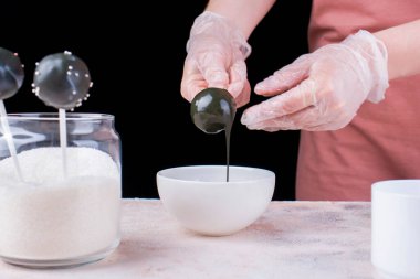Pasta şefi lezzetli bir tatlı yapar, yemek pişirme süreci. Çubukta tatlı, siyah çikolata. Kek ve tatlı atıştırmalık.