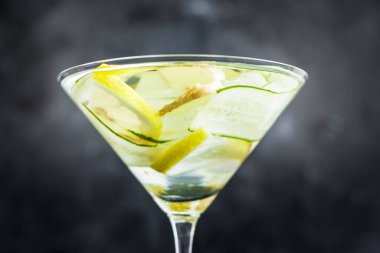 Taze salatalık, limon ve zencefilli yaz serinletici içecek. Güzel bir bardakta iç. Karanlık arka planda yaz içkisi