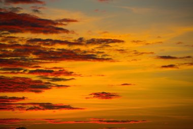 gökyüzünü kara bulutlar ile