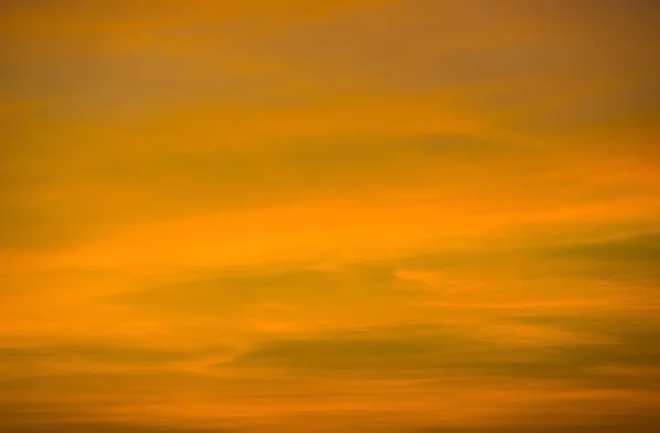 Himmel mit dunklen Wolken — Stockfoto