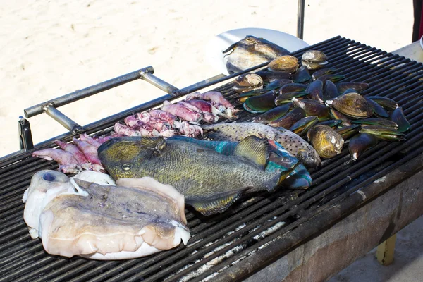 Het koken van schaal-en schelpdieren op de grill — Stockfoto