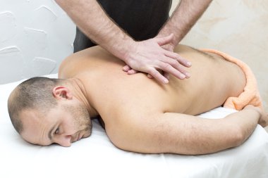 Spor masajı yapan erkek