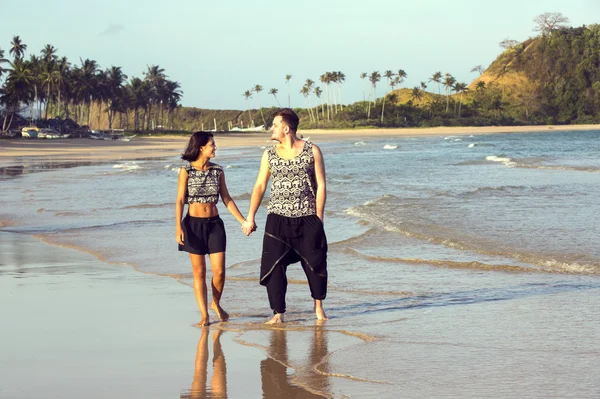 Pareja enamorada en la playa — Foto de Stock