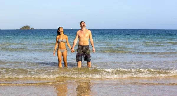 Pareja enamorada en la playa — Foto de Stock