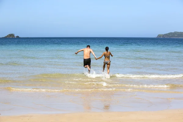 Pareja enamorada en la playa — Foto de Stock