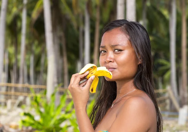 Filipina lány étkezési banán — Stock Fotó