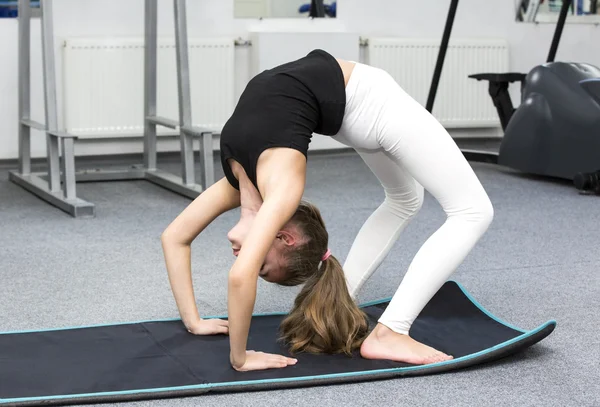 Meisje gaat naar binnen voor sport — Stockfoto