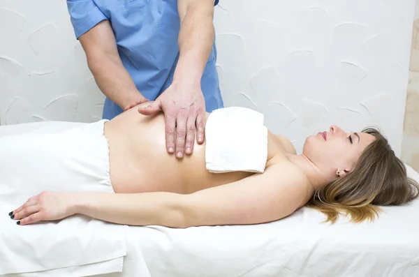 Massaggio donna incinta — Foto Stock