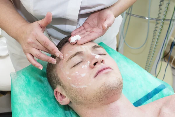 Hombre en el procedimiento cosmético máscara —  Fotos de Stock