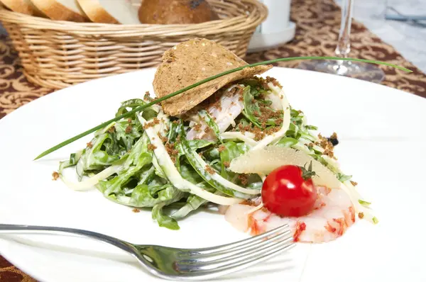 Salade greens en garnalen vlees — Stockfoto