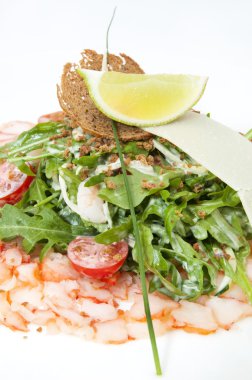 yeşil salata ve karides