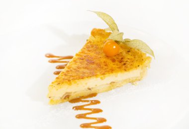 kremalı tatlı süslüdür