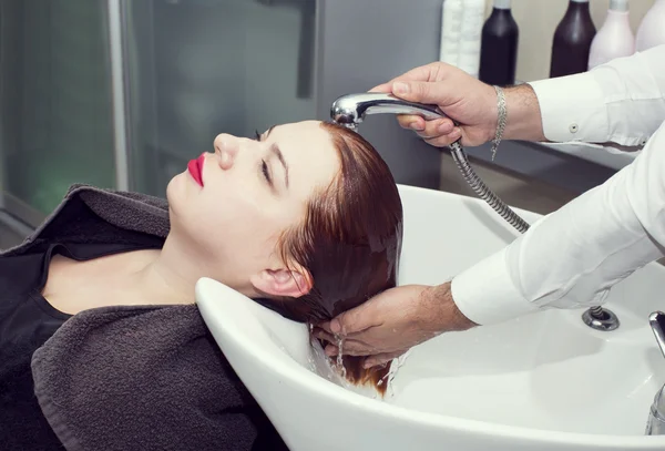 Peluquería hace peinado — Foto de Stock