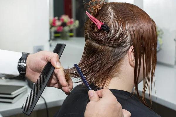Hairdresser makes hairstyle — Stock Photo, Image
