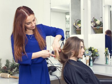 Güzellik salonunda bir kadın