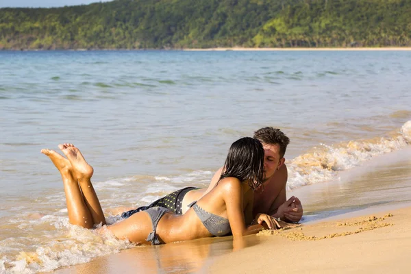 Homme et femme sur la plage — Photo