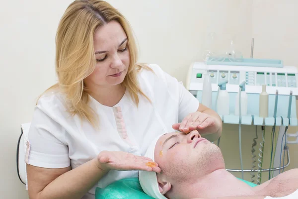 Uomo nella procedura cosmetica maschera — Foto Stock